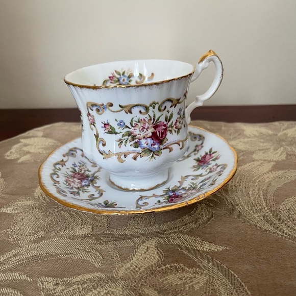 Paragon Antique Series Georgian Teacup & Saucer - Picture 4 of 11